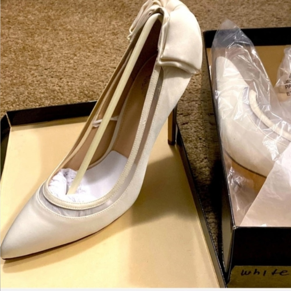 Brand NEW Satin Pointed-Toe Ivory Bow Pumps